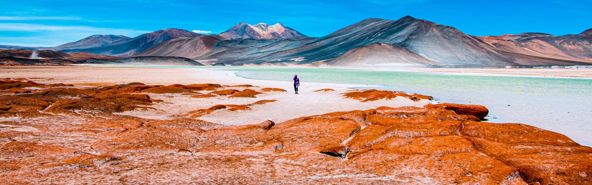 Frau am Salzsee in der Atacama Wüste