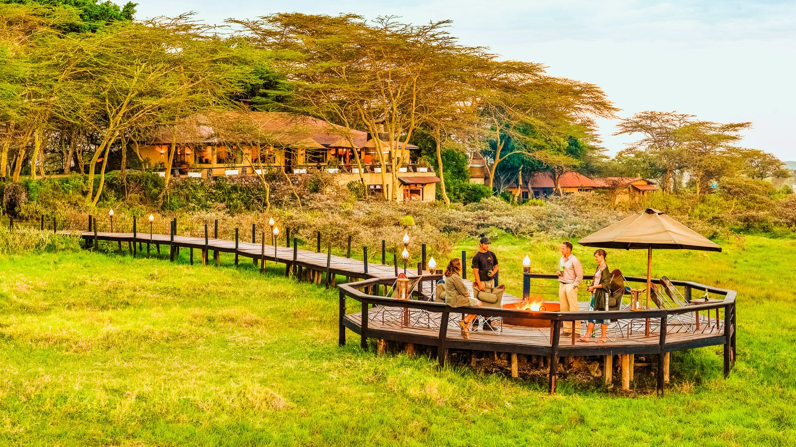 Hatari Lodge, Steg mit Beobachtungsplattform beim Sundowner