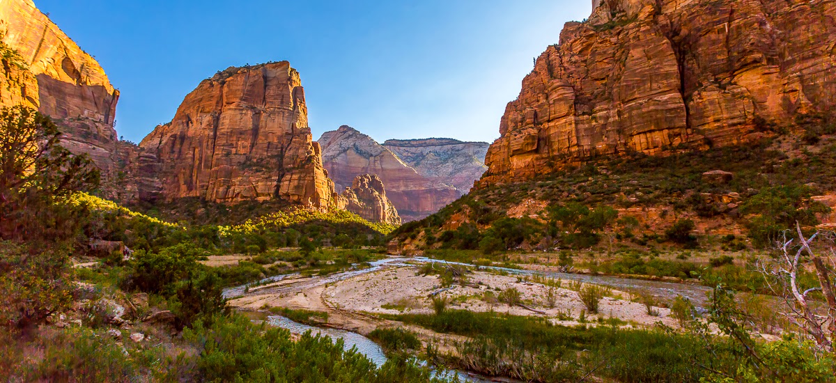 Flußlauf zwischen Felsen im Zion Nationalpark