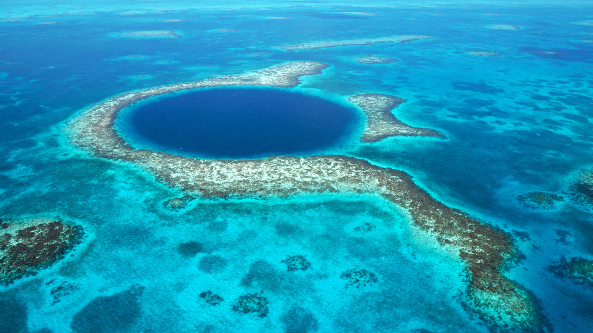 Great Blue Hole im Belize Barrier Reef aus der Luft
