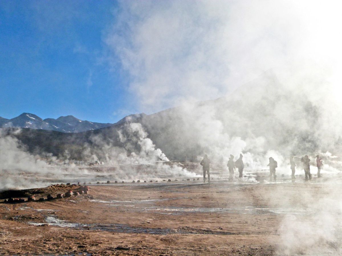 Bei Sonnenaufgang an den El Tatio Geysiren