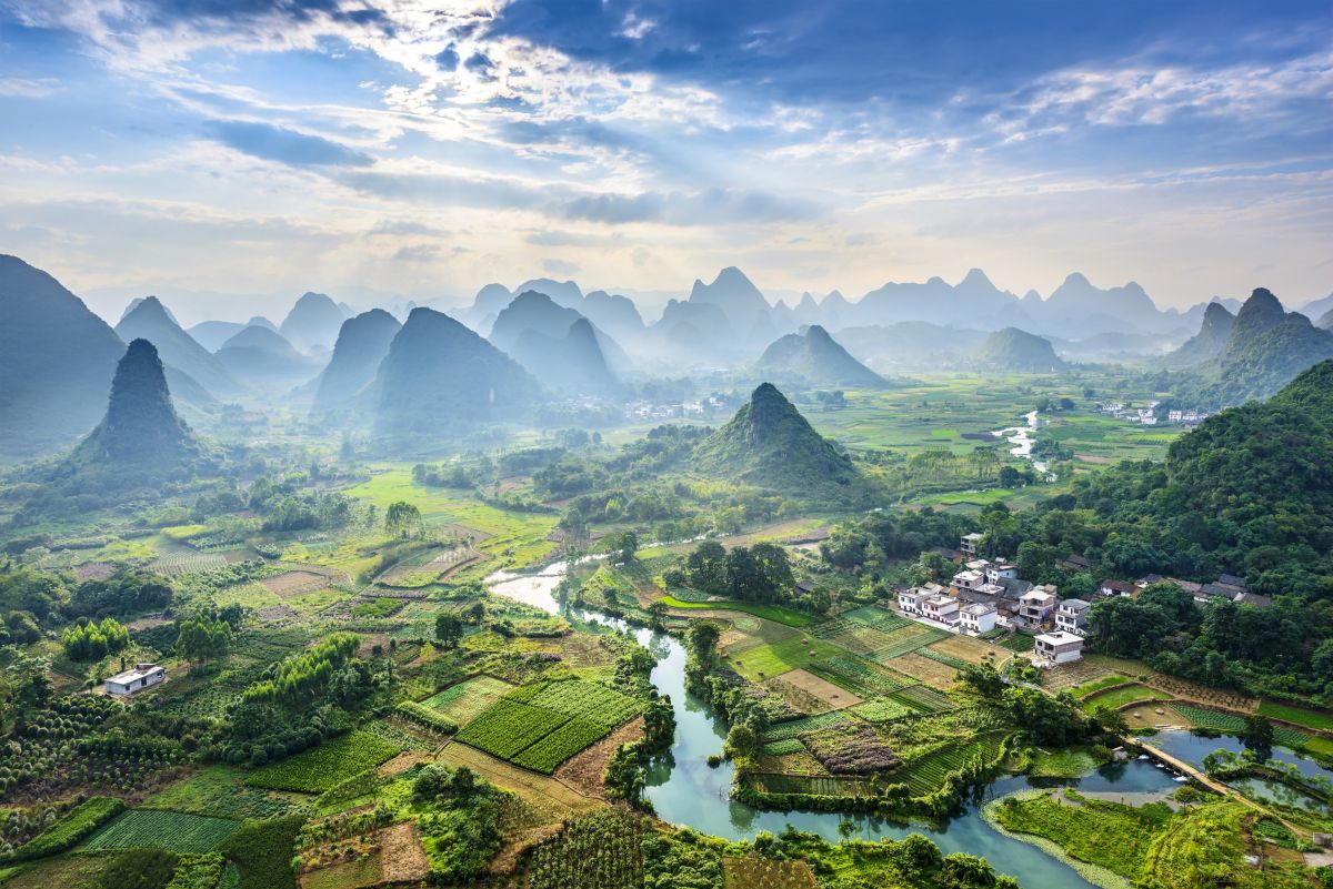 Blick auf den Li River und die Karstberge hinter Yangshuo, Guilin, Guangxi