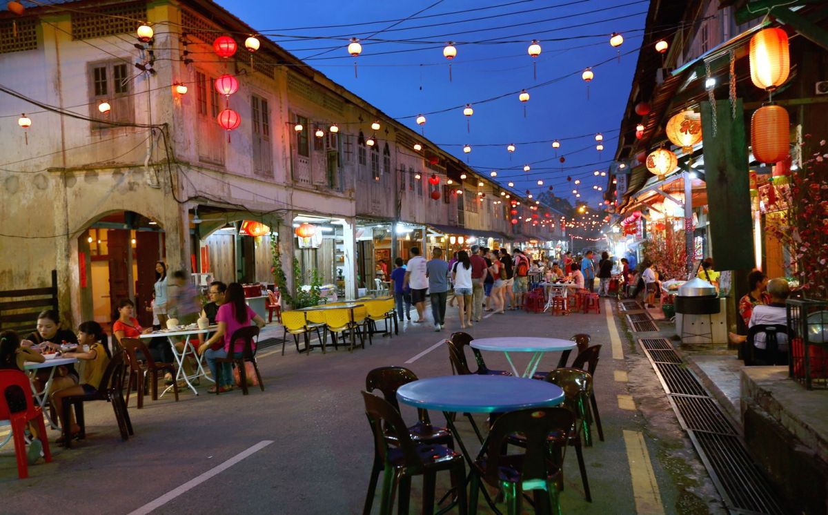 Straße mit Streetfood in Kuching