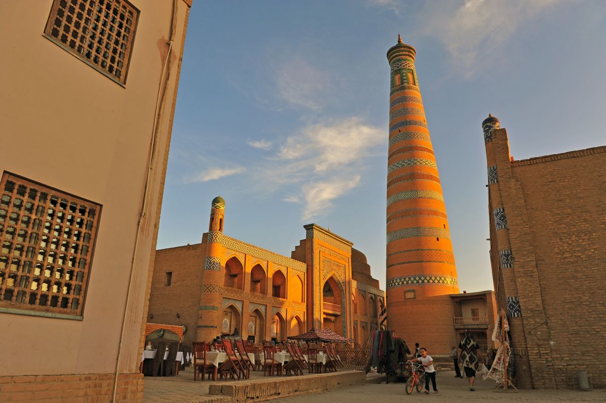 Menschen am mittelalterlichen Minarett in Chiwa
