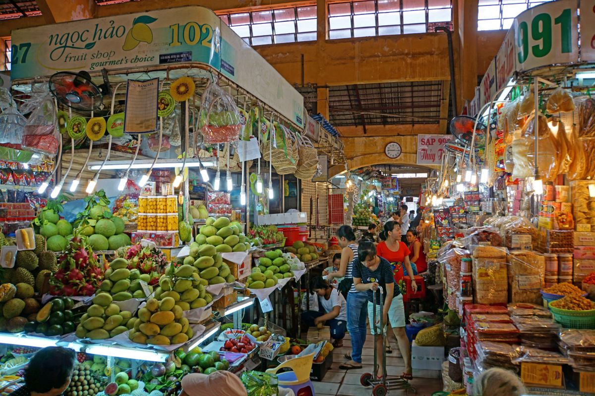 Unterwegs im berühmten Ben-Thanh-Markt in Saigon
