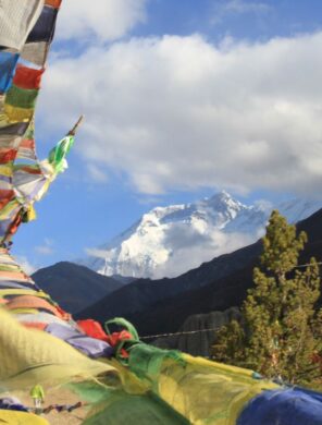 Gebetsfahnen mit schneebedecktem Berg im Hintergrund