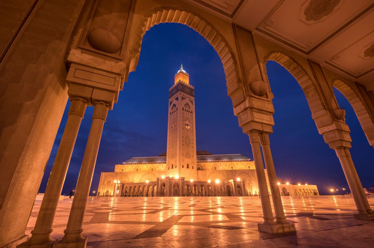Die Hassan-II.-Moschee in der Nacht in Casablanca, Marokko