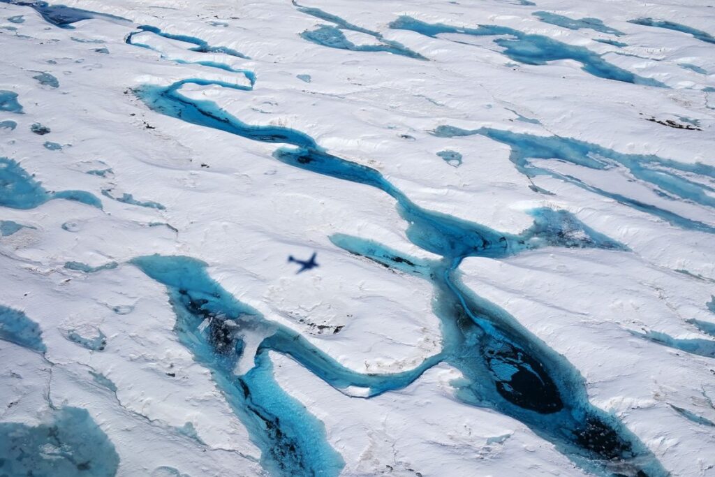 Die Antarktis von oben inklusive Flugzeugschatten