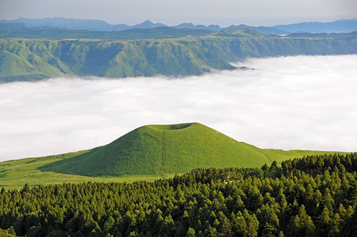 erloschener Vulkankrater im Aso-Nationalpark auf Kyushu