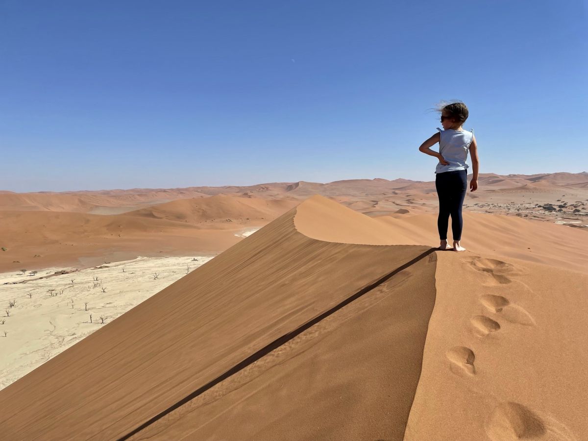 Namibia mit Kindern auf Dünen