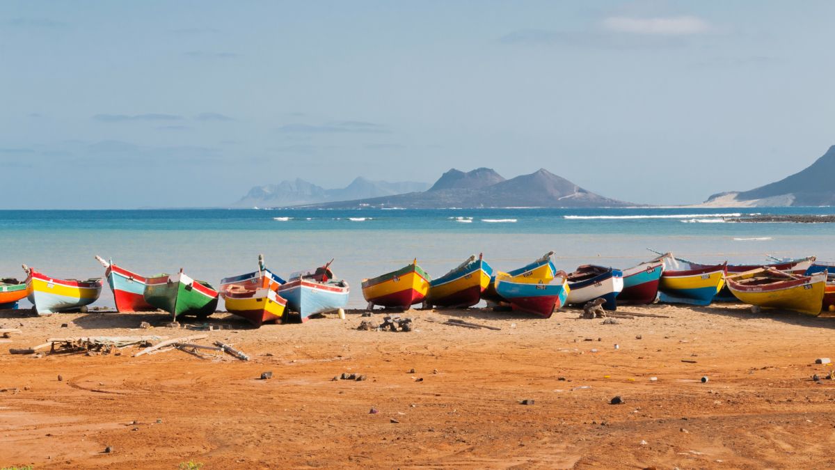 Fischerboote am Strand von Sao Vicente, Kapverden