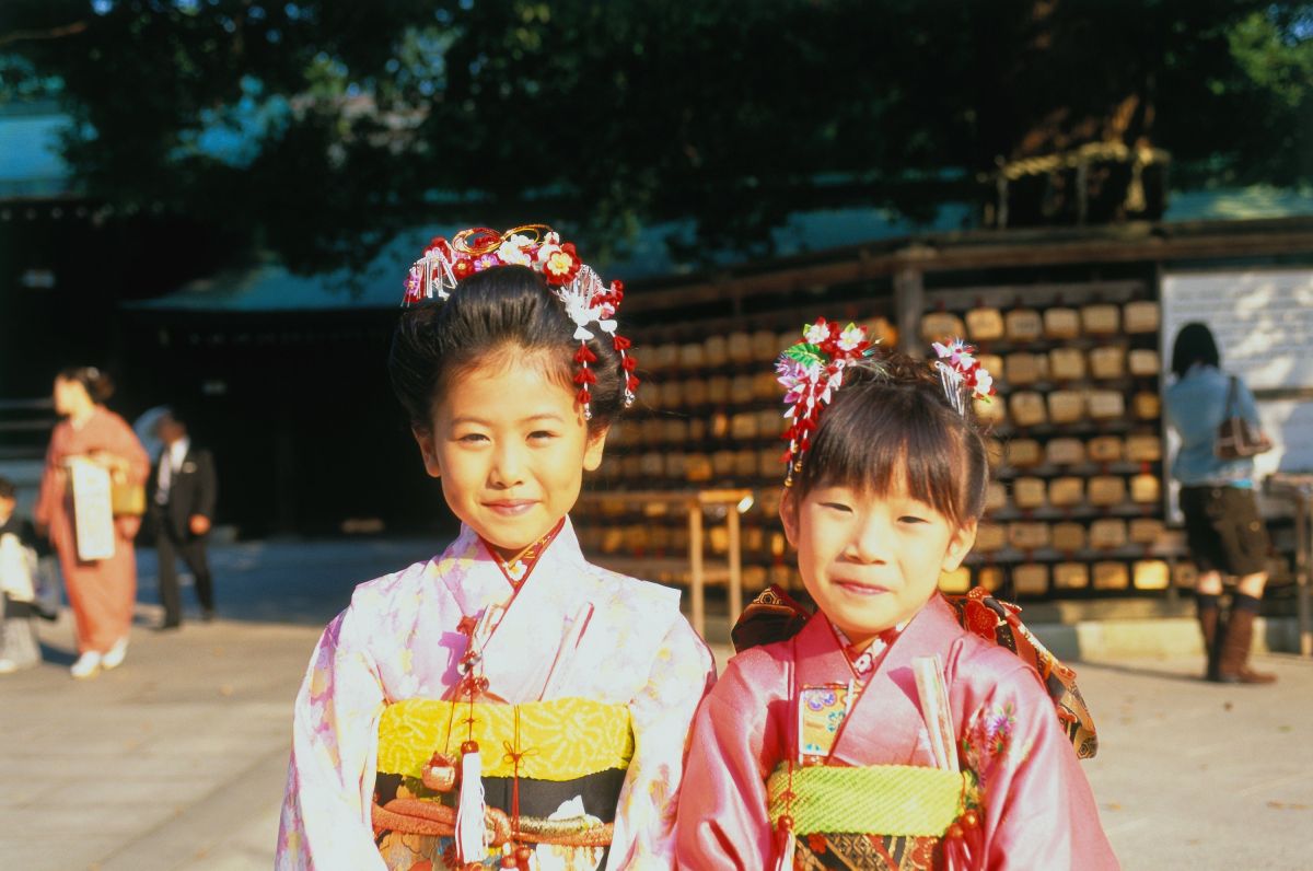 Mädchen auf einer Hochzeit im Meiji Schrein, Tokio, Honshu, Japan