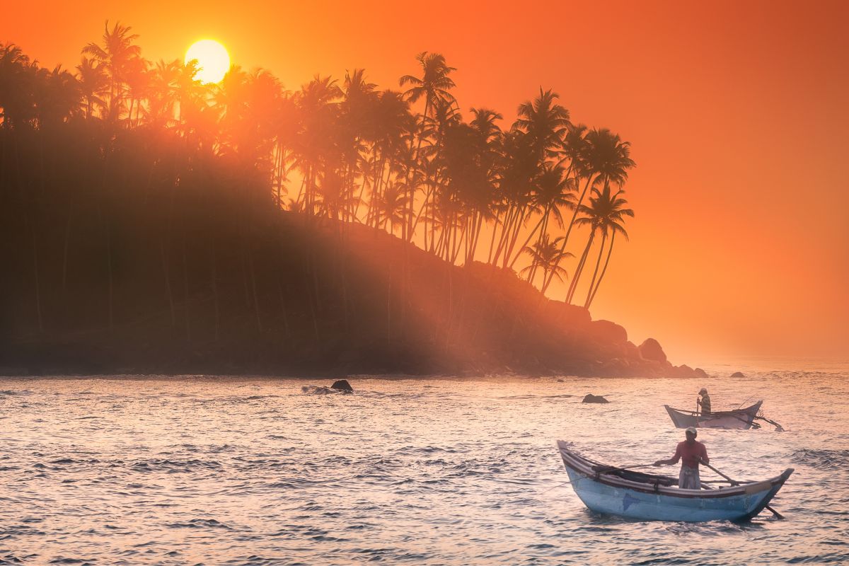 Fischerboote bei Sonnenaufgang vor der Küste, Mirissa, Sri Lanka
