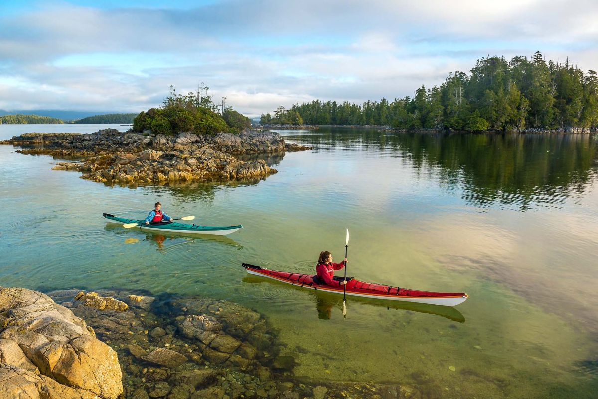 Kajaks zwischen den Inselchen der ‘Tiny Group’, Pacific Rim National Park