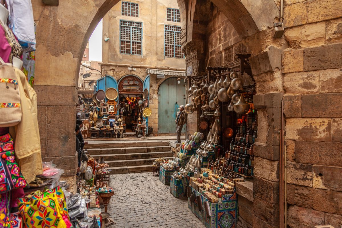 Kairo, Ägypten, Laternenladen auf dem Khan El Khalili-Markt im islamischen Kairo