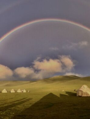 Jurten mit Regenbogen