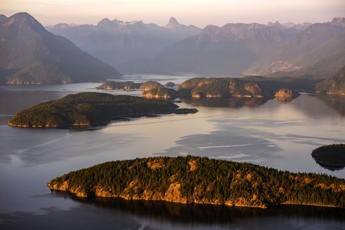 Luftansicht vom Desolation Sound und den Coast Range Mountains mit Mt Denman, Sunshine Coast