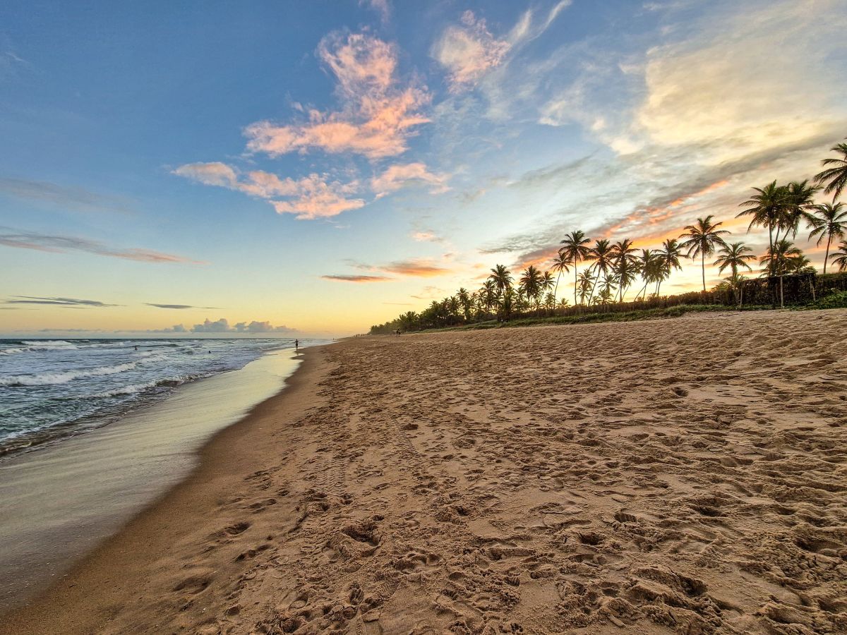 Traumhafte Abendstimmung am Strand von Imbassai, Bahia, Brasilien