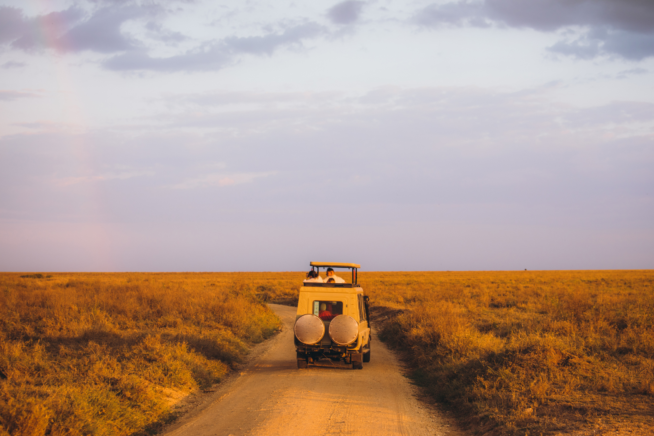 Safari-Jeep bei Sonnenuntergang in Tansania