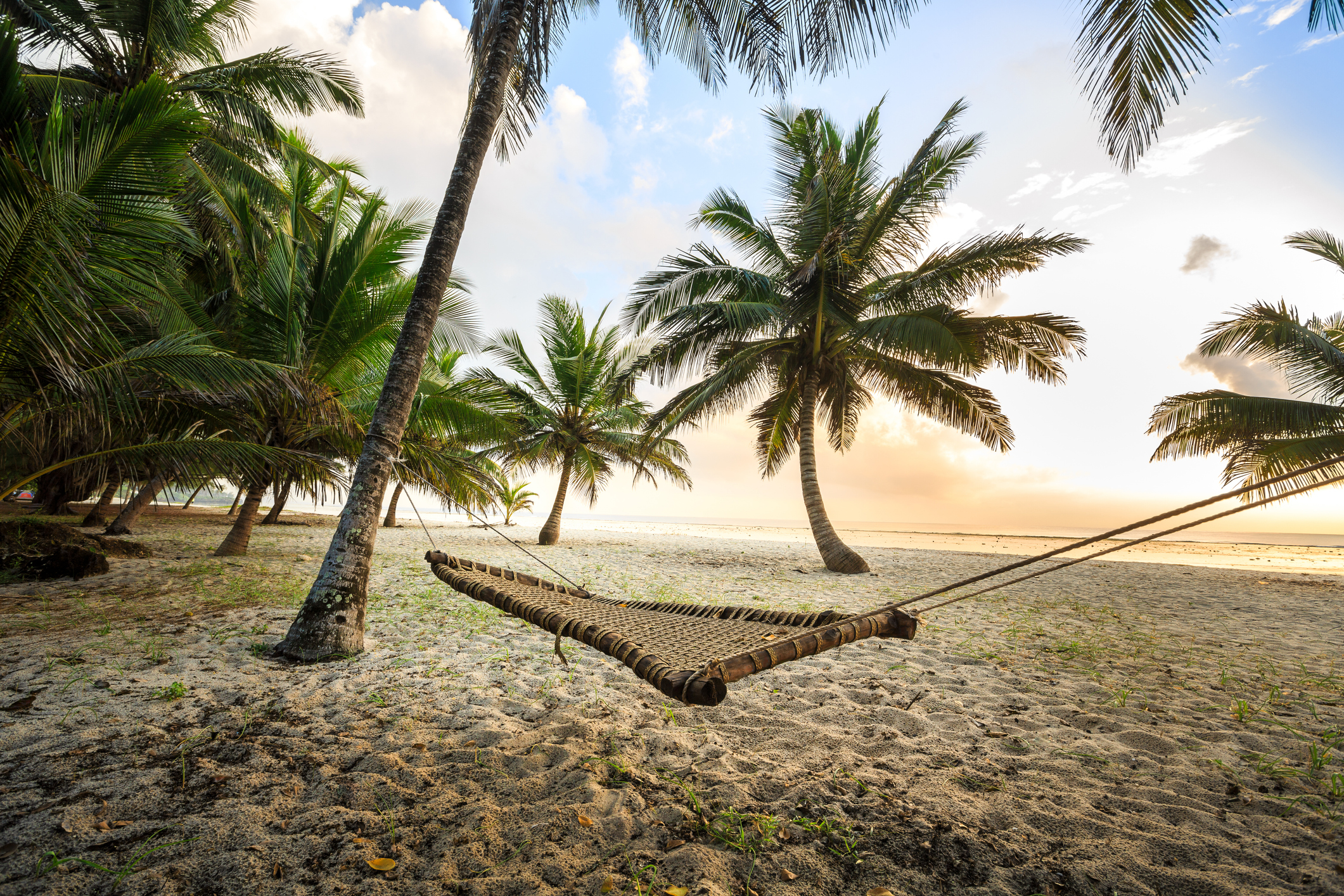 Hängematte am Sandstrand von Diani Beach in Kenia