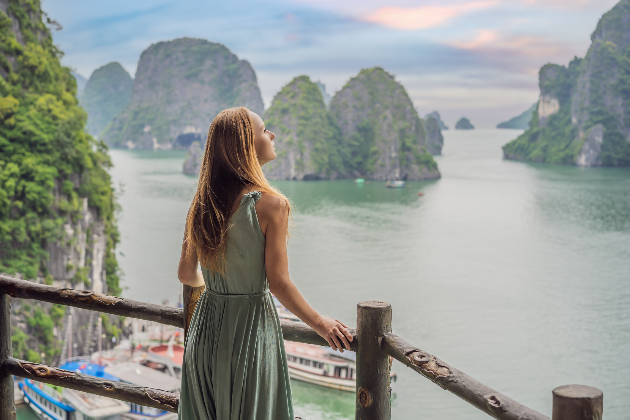 Reisende mit Blick auf die Halong-Bucht in Vietnam
