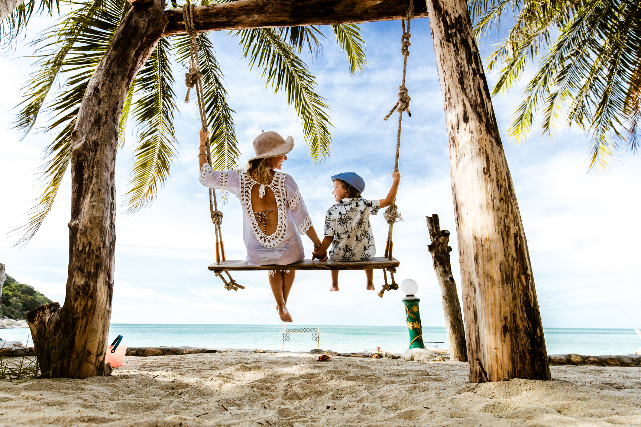 Mutter und Kind am Strand auf einer Thailand-Familienreise