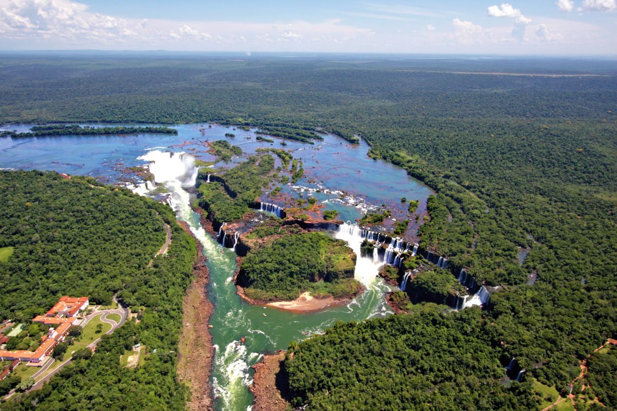 Die majestätischen Iguazu-Wasserfälle aus der Luft – Naturwunder in Brasilien