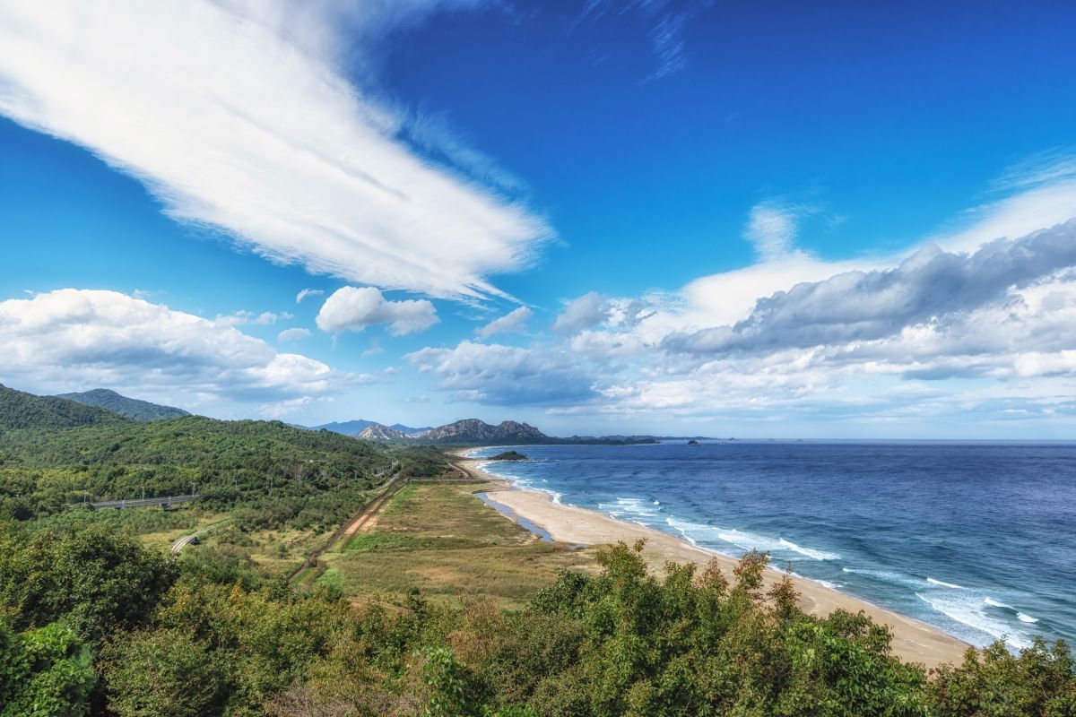 Beeindruckender Blick auf die Geumgangsan-Berge und Nordkorea vom Goseong-Aussichtsturm in Südkorea