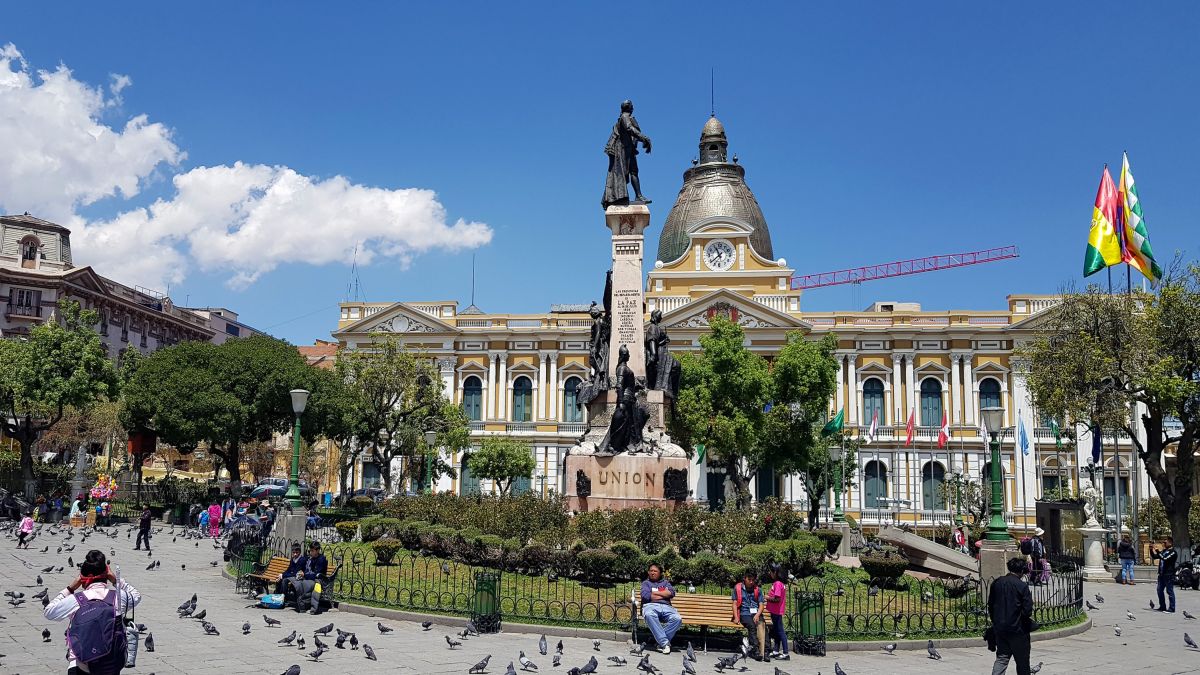 Erleben Sie den Hauptplatz von La Paz – eine lebendige Begegnung in Bolivien