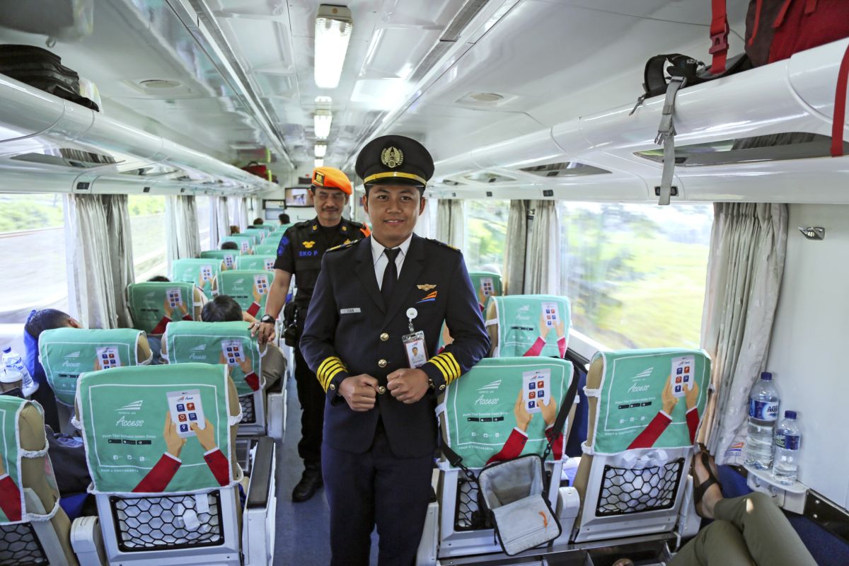 Die Fahrscheine bitte! Entdecken Sie Indonesien in einem bunten Zug auf Java.