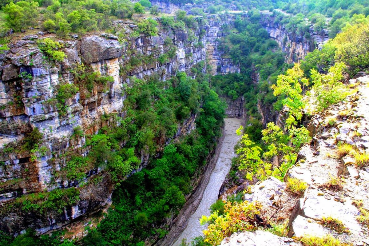 Entdecken Sie den beeindruckenden Lengarica Canyon in Albanien mit seinem malerischen Fluss.