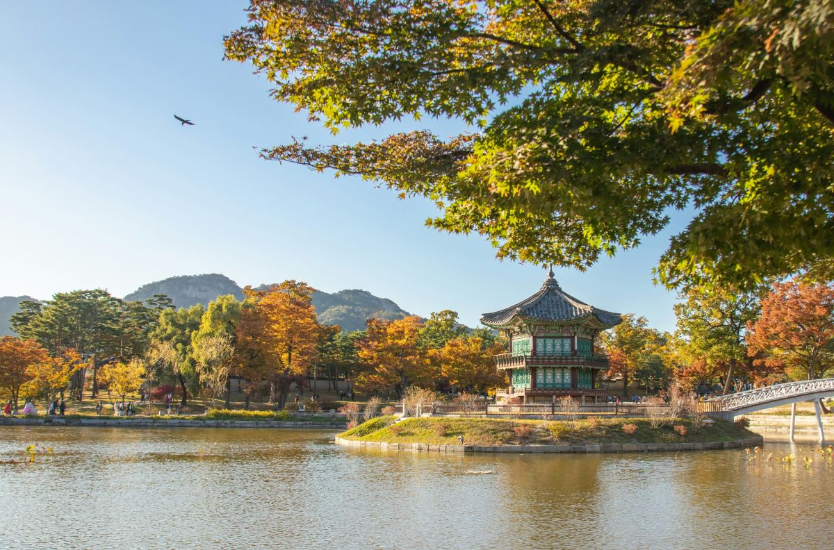 Erleben Sie den malerischen Pavillon im Park von Seoul, Südkorea