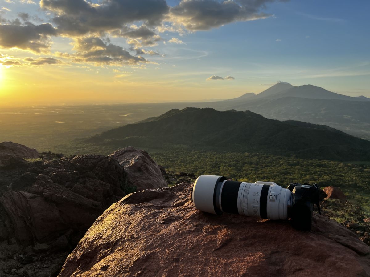 Sonnenuntergang über dem Vulkan Telica in Nicaragua mit Kamera auf dem Kraterrand