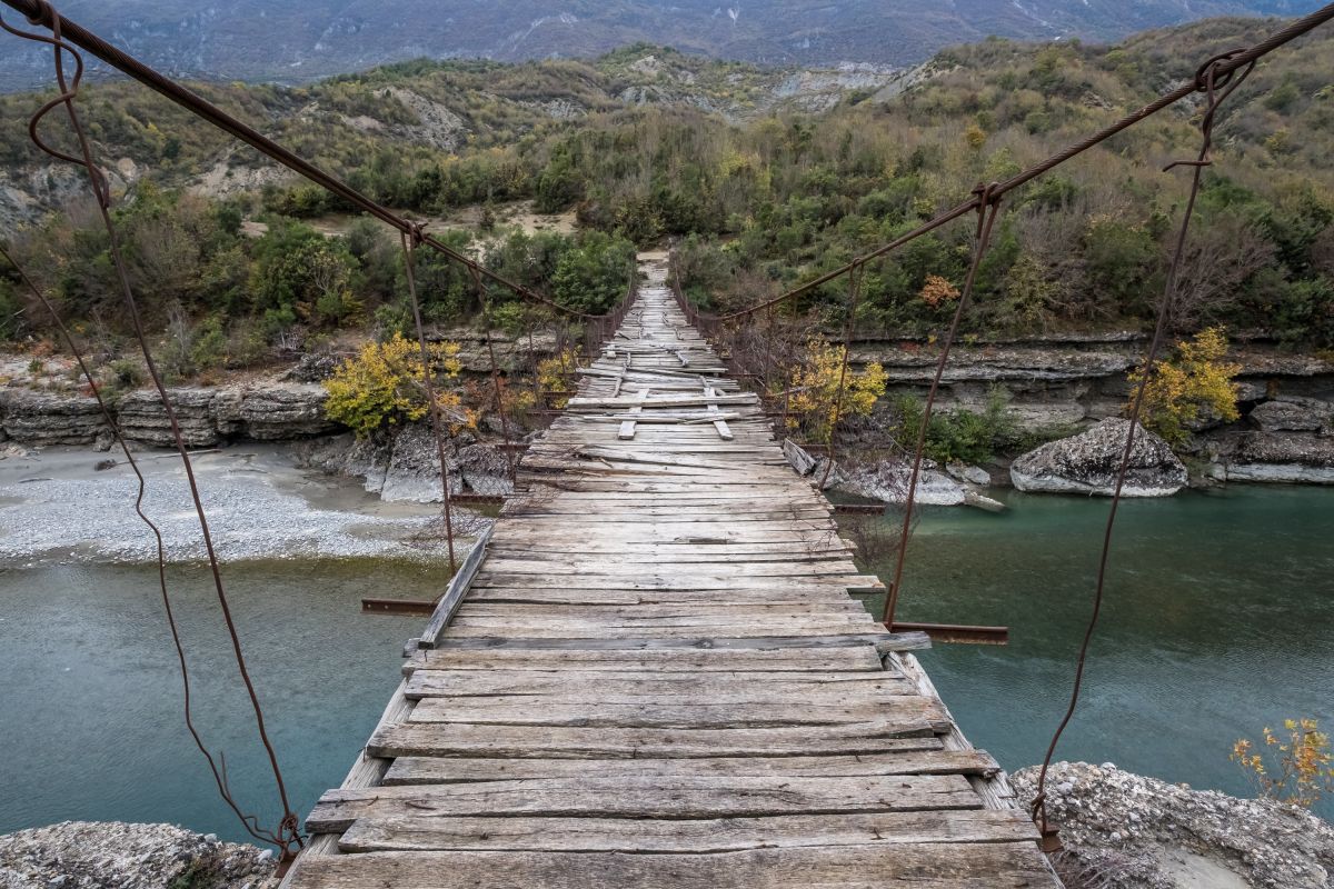 Hängebrücke über dem Vjosa Fluss in Albanien – Ein Ort der Entspannung und Natur