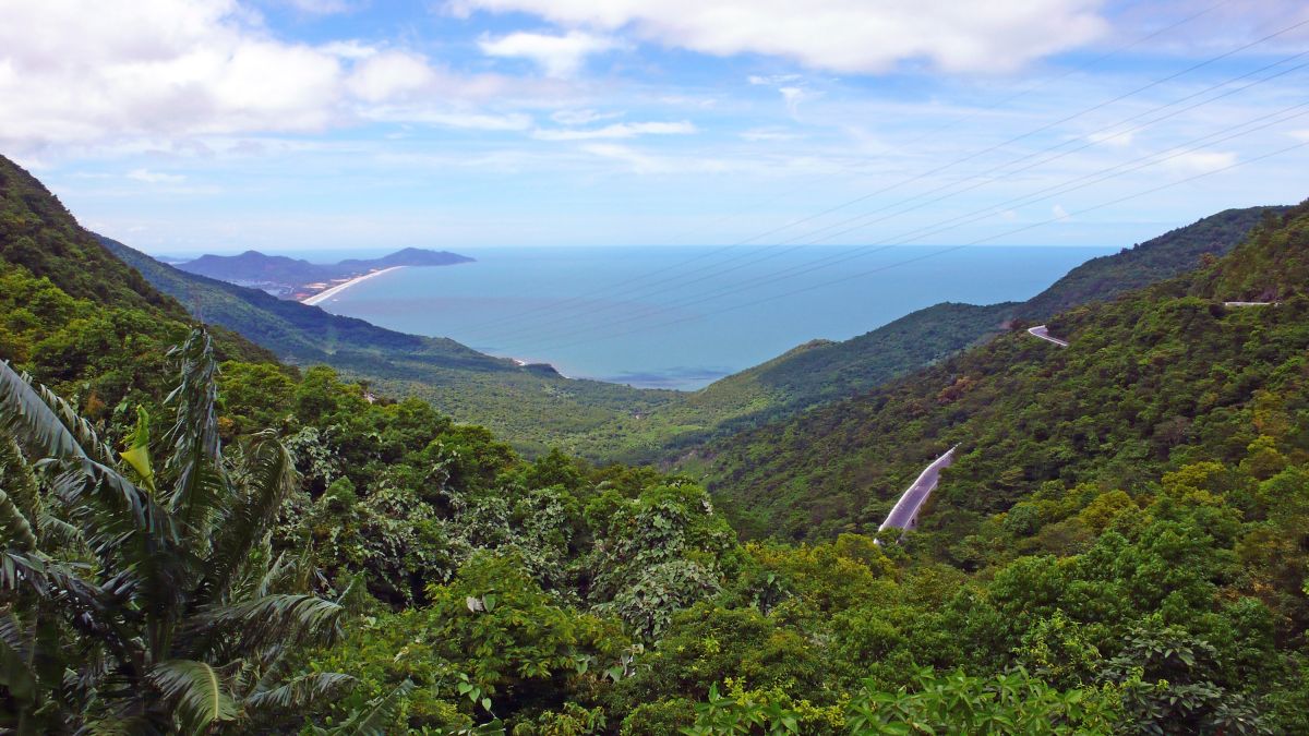 Überfahrt über den Wolkenpass in Vietnam: Atemberaubende Ausblicke auf Natur und Küste