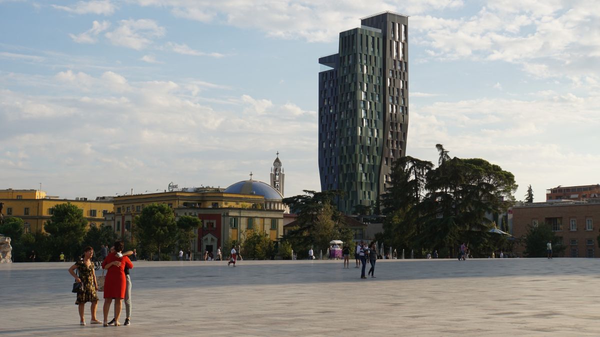 Skanderbeg-Platz in Tirana: Ein einladender Ort in Albanien mit Menschen und beeindruckender Architektur
