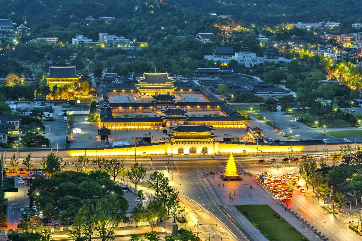 Beleuchteter Gyeongbokgung Palast in Seoul, eine kulturelle Attraktion in Südkorea