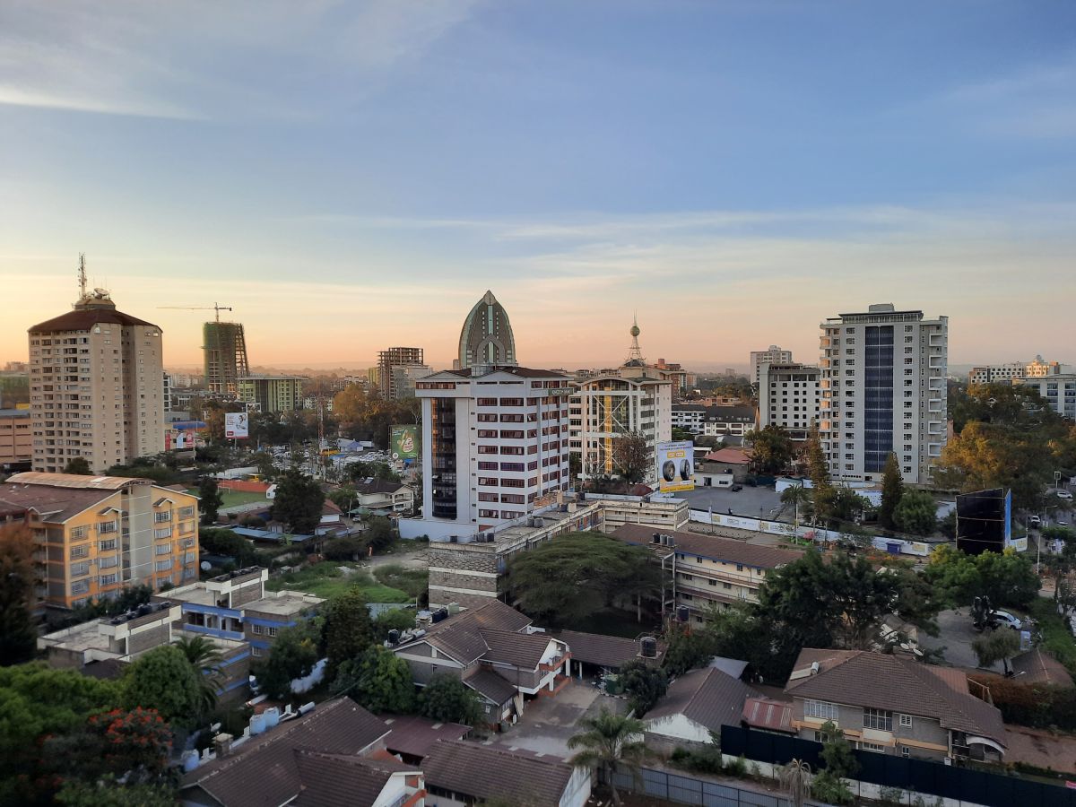 Panorama-Blick auf die pulsierende Stadt Nairobi in Kenia