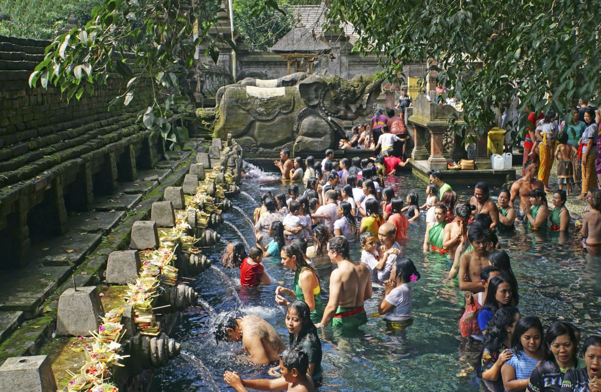Reinigungszeremonie im Tempel Tirta Empul in Bali, Indonesien erleben