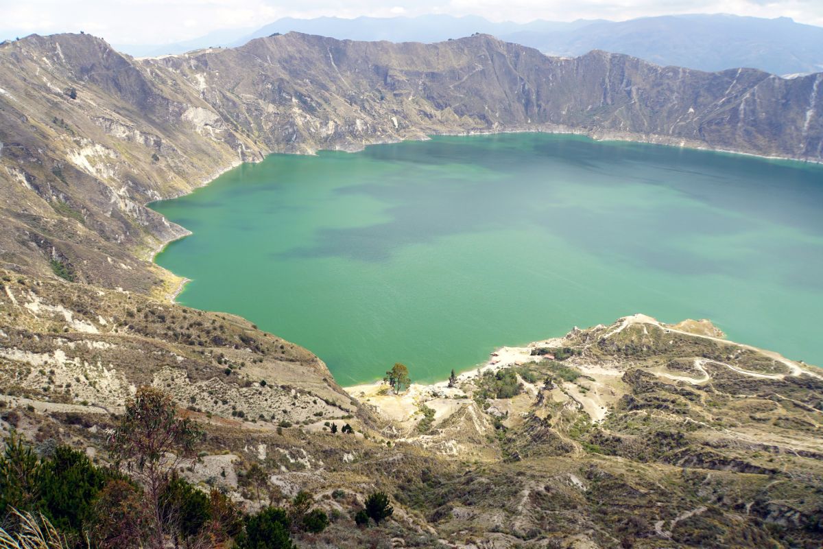 Die Laguna Quilotoa in Ecuador beeindruckt mit wechselnden Farben des Wassers.