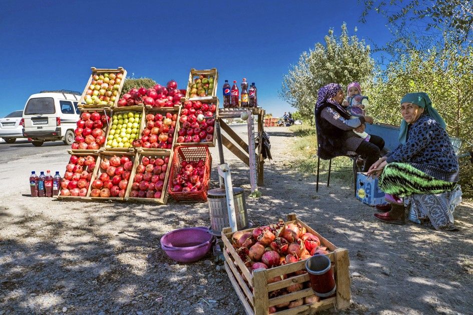 Lebendig und einladend: Granatäpfel-Verkauf in Usbekistan