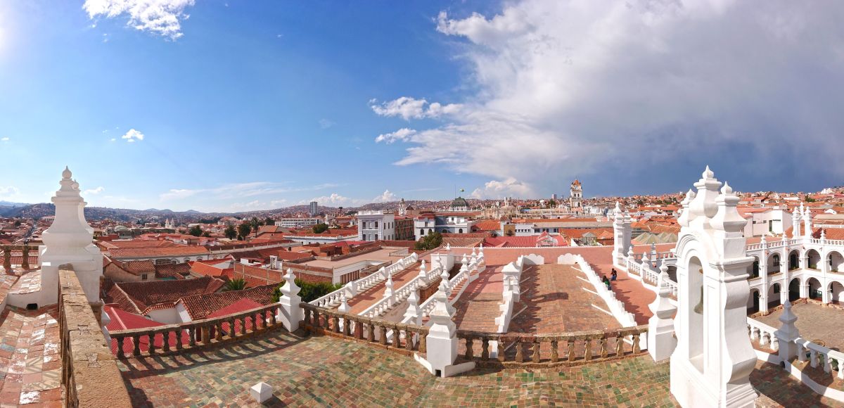 Panoramablick über die weiße Stadt Sucre in Bolivien
