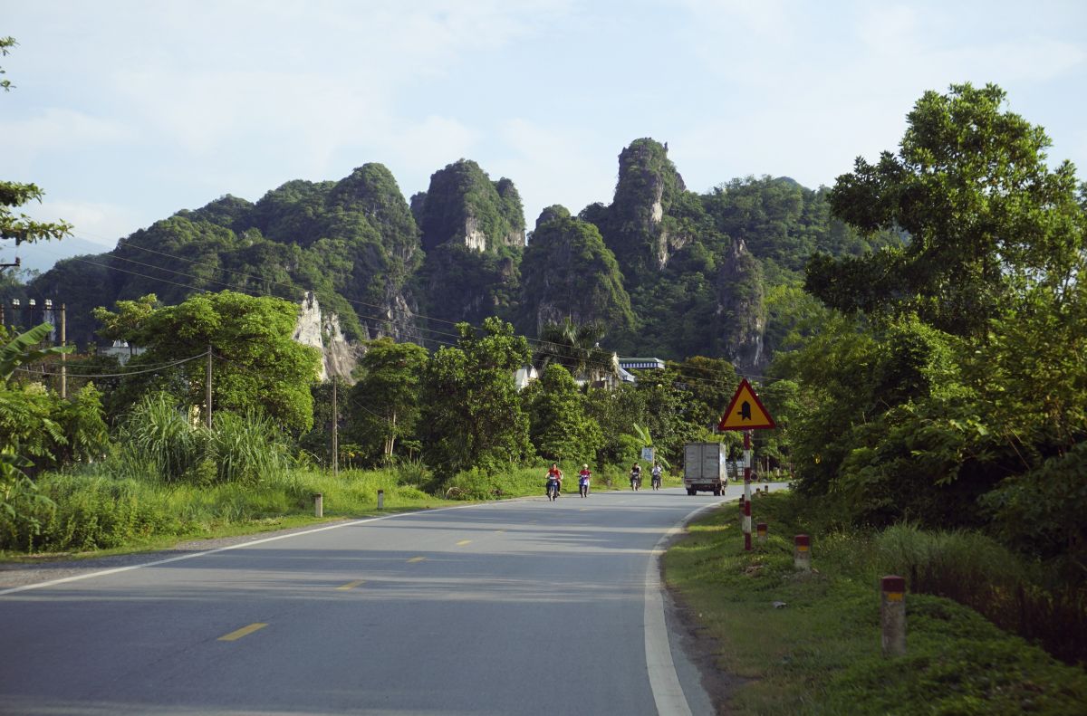 Fahrt durch die beeindruckende Berglandschaft auf dem Weg nach Mai Chau in Vietnam