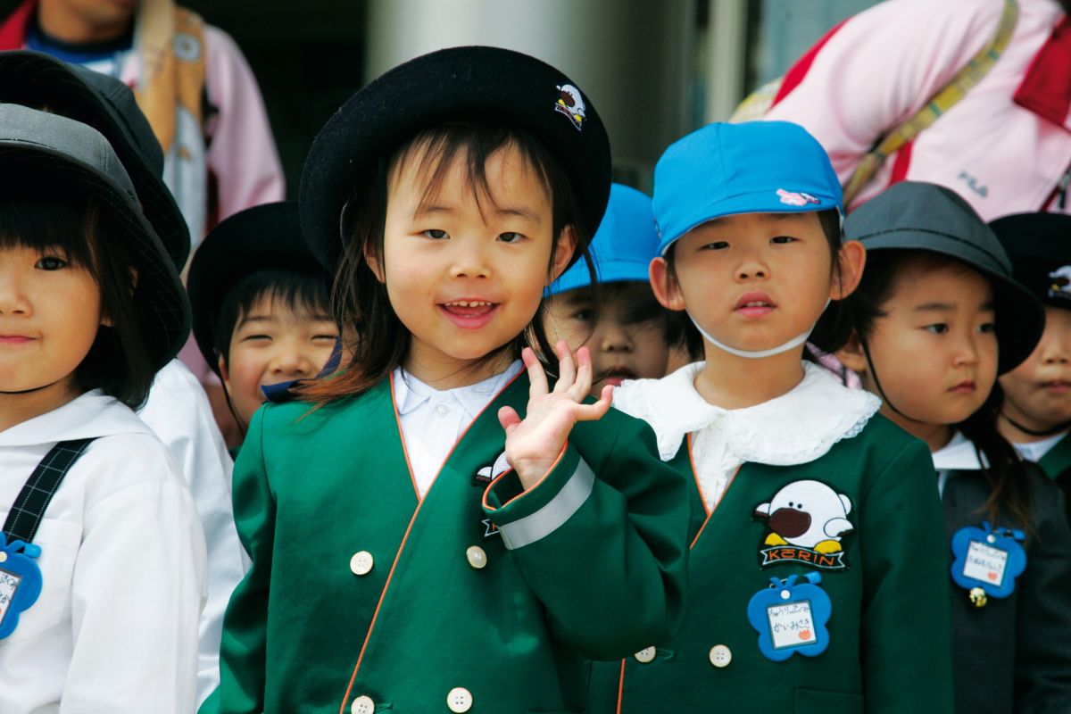 Lächelnde Kindergartengruppe in Nara, Japan – ein fröhlicher Moment des gemeinsamen Spiels