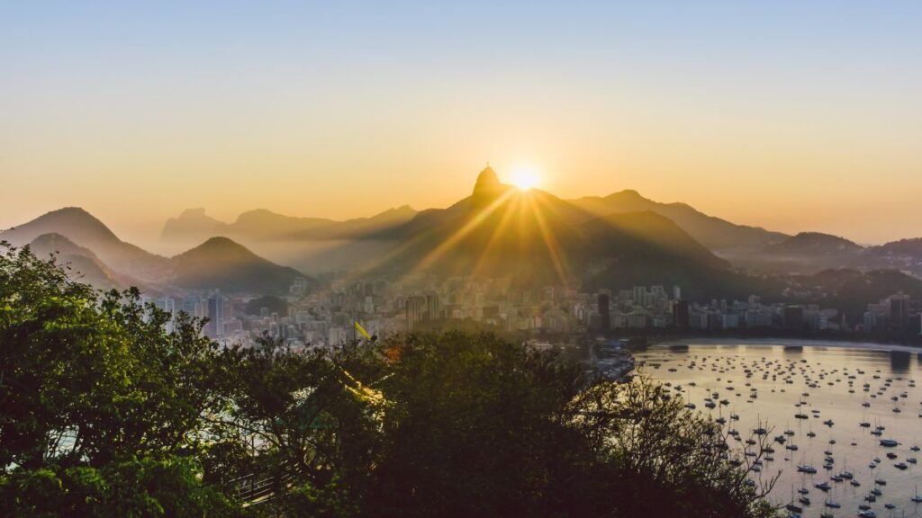 Sonnenuntergang hinter Corcovado in Rio de Janeiro, Brasilien