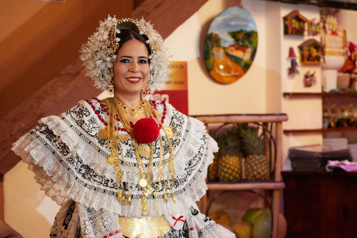 Traditionelle Panamaerin in festlicher Tracht zeigt die Kultur Panamas.