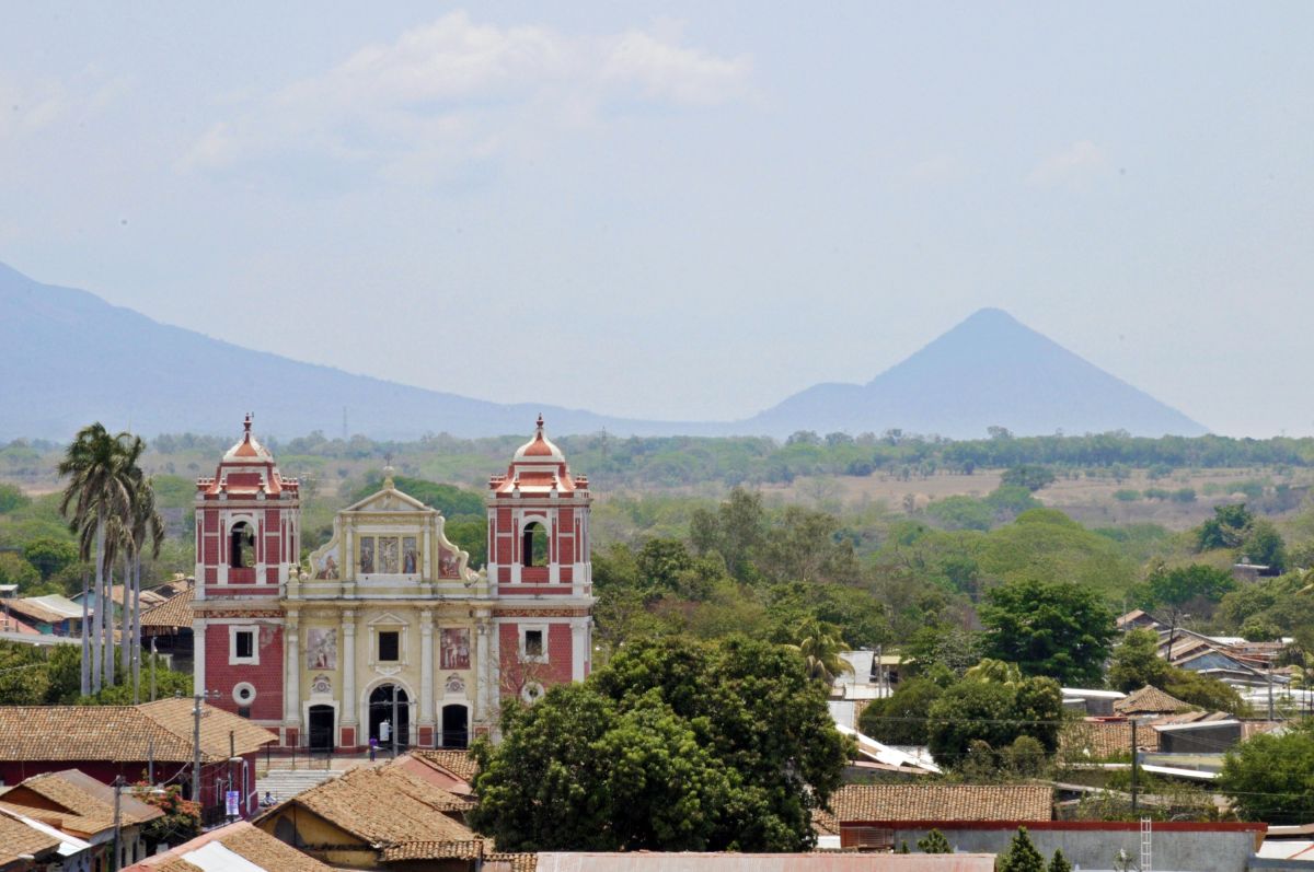 Erleben Sie die Kultur von Leon Stadt, Nicaragua mit beeindruckendem Bergpanorama.