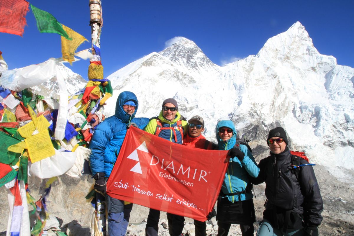 Gruppenfoto auf dem Kala Pattar mit Blick auf Mount Everest und Nuptse West in Nepal