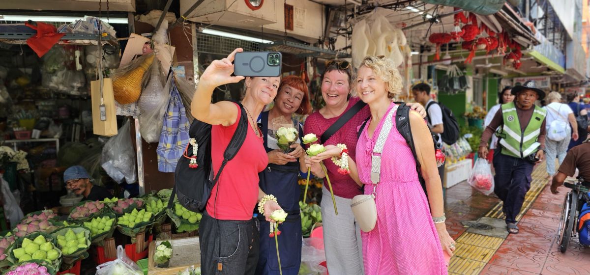 Lebhafte Atmosphäre auf dem Blumenmarkt in Bangkok, Thailand erleben