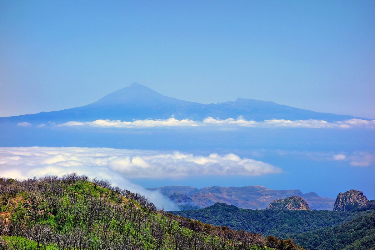 Atemberaubende Aussicht auf die Berge im Garajonay Nationalpark auf Gomera